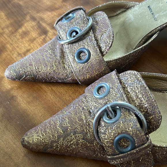 Gold jaquard kitten heels with buckle on toes - Picture 2 of 7